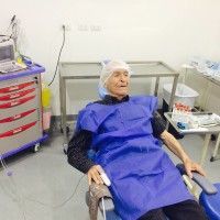 2 implantes en el sector anterior con injerto óseo 1