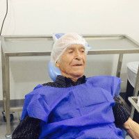 Paciente de 90 años operado para instalación de 2 implantes en el sector anterior con injerto óseo.