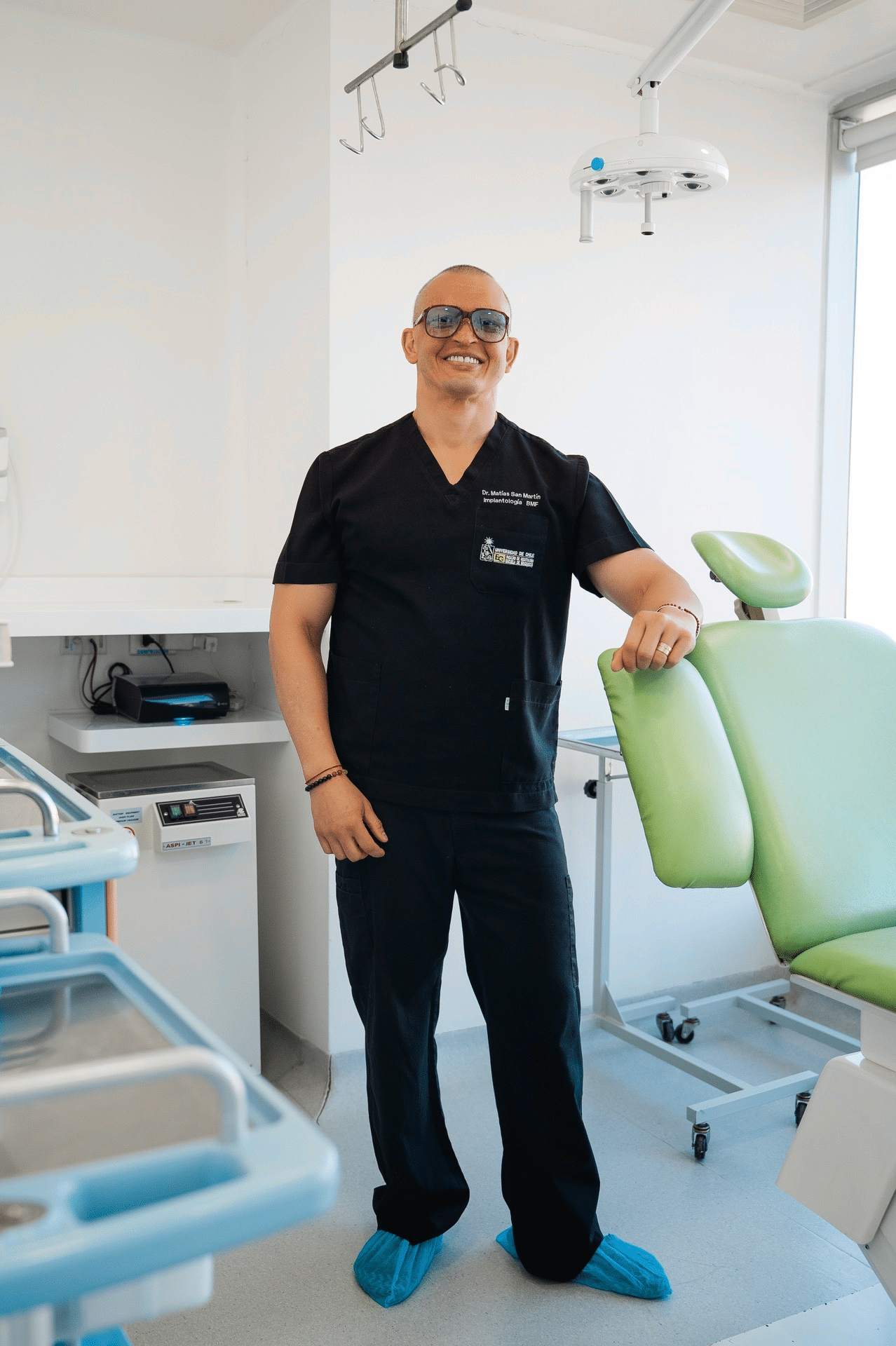 Dr. Matías San Martín en la consulta de Clínica Sonríe Providencia
