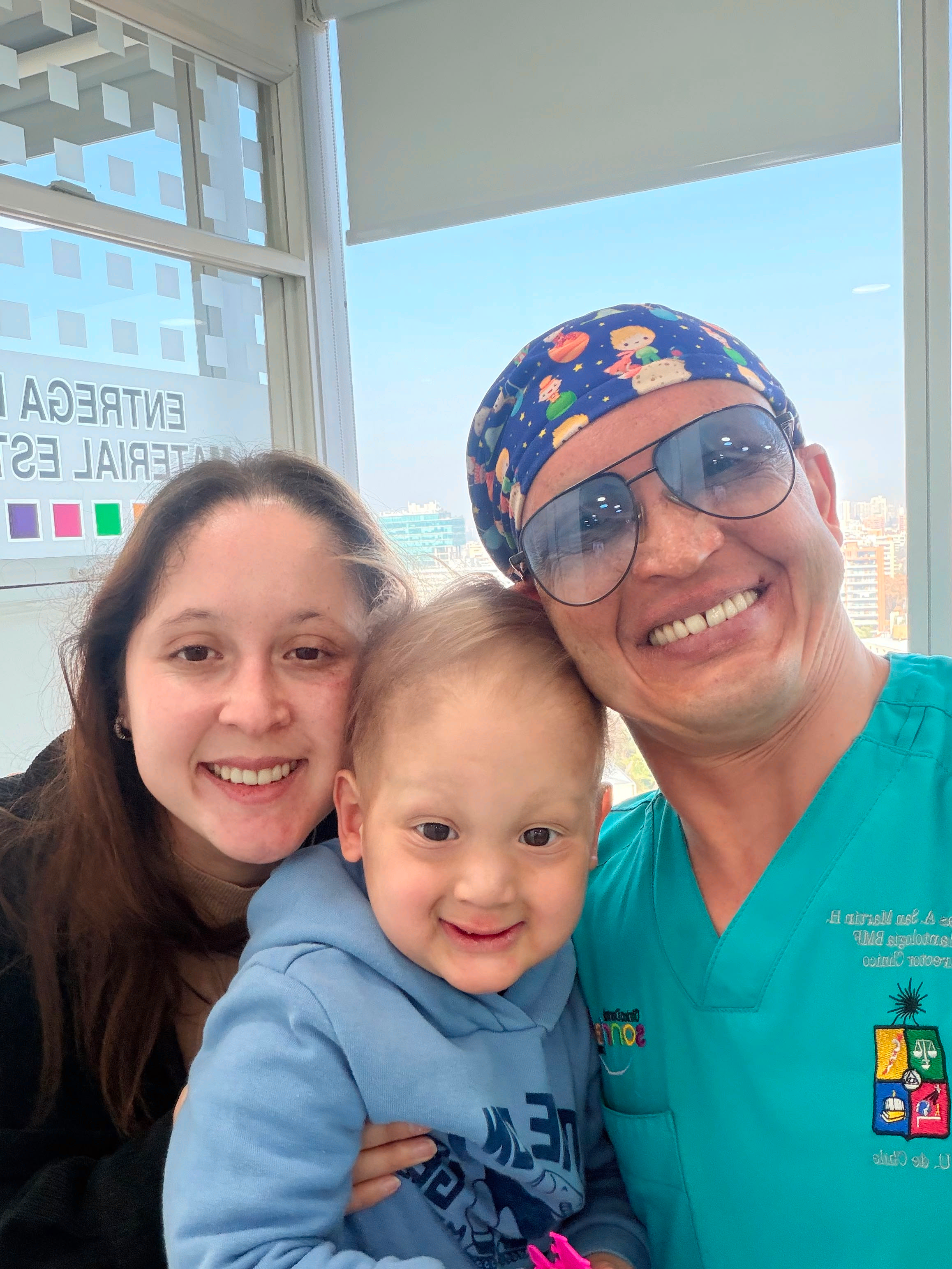 Santiago junto a su familia y el Dr. Matías San Martín
