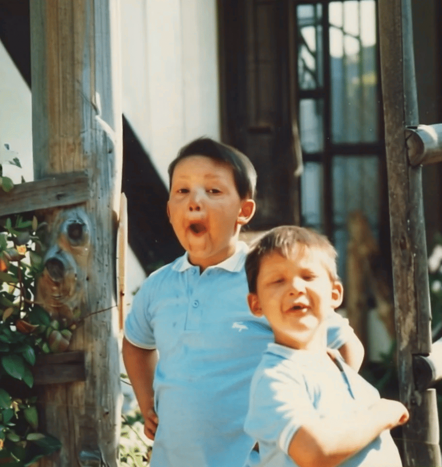 Hermanos y compañeros de aventuras desde la infancia