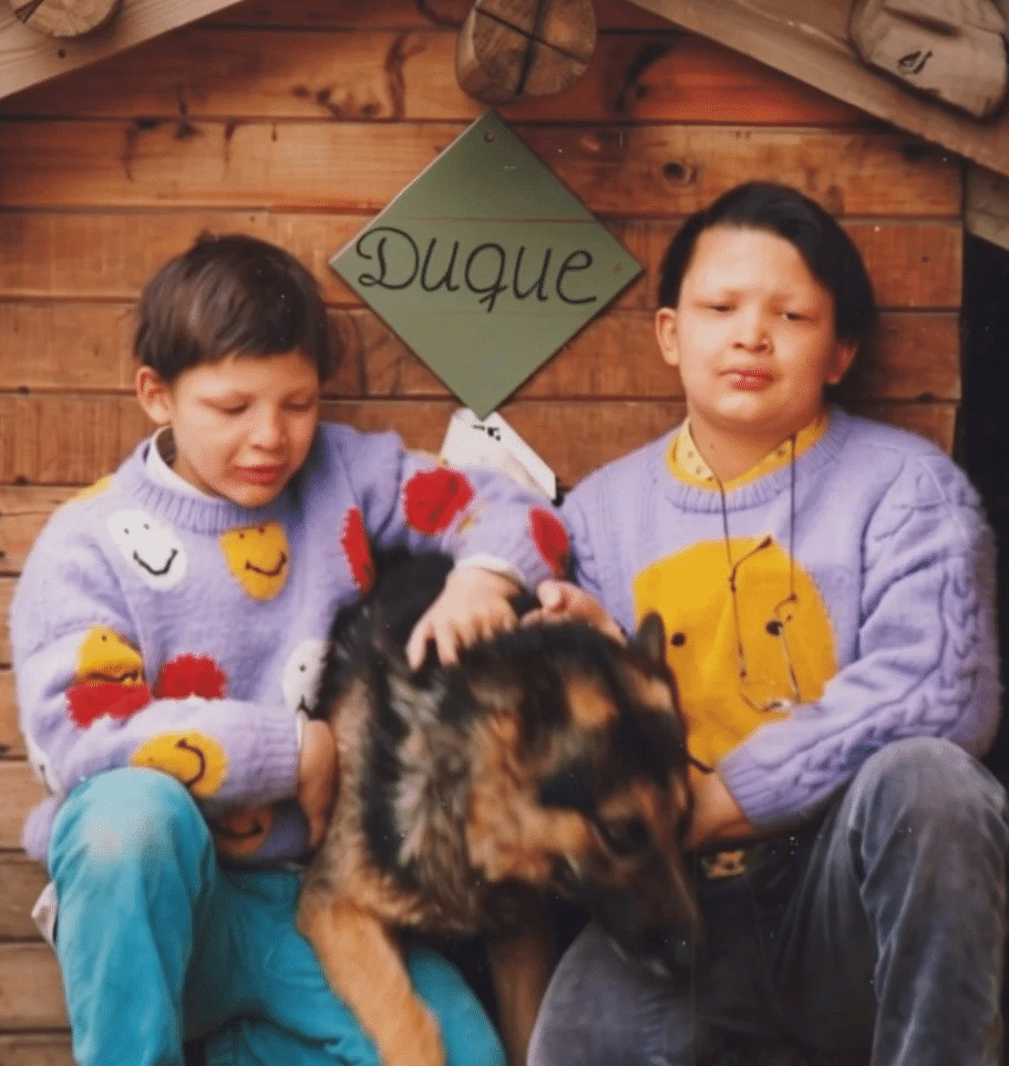Hermanos junto a su perro Duque
