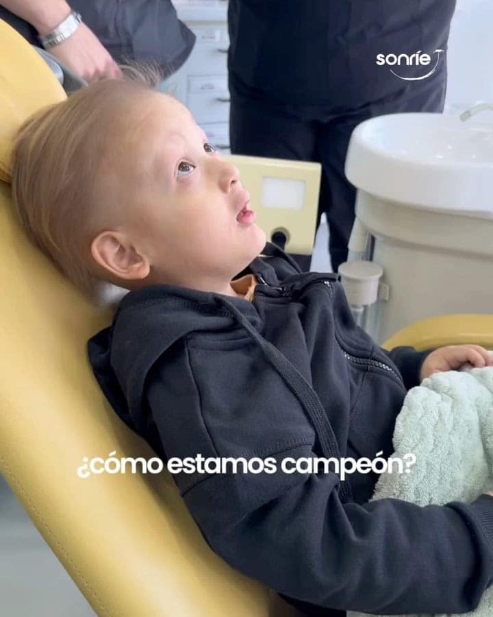 Santiago durante su atención en el sillón dental de Clínica Sonríe