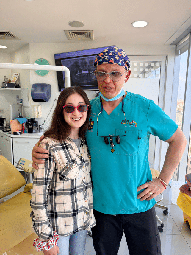 Paula junto al Dr. Matías San Martín en Clínica Dental Sonríe
