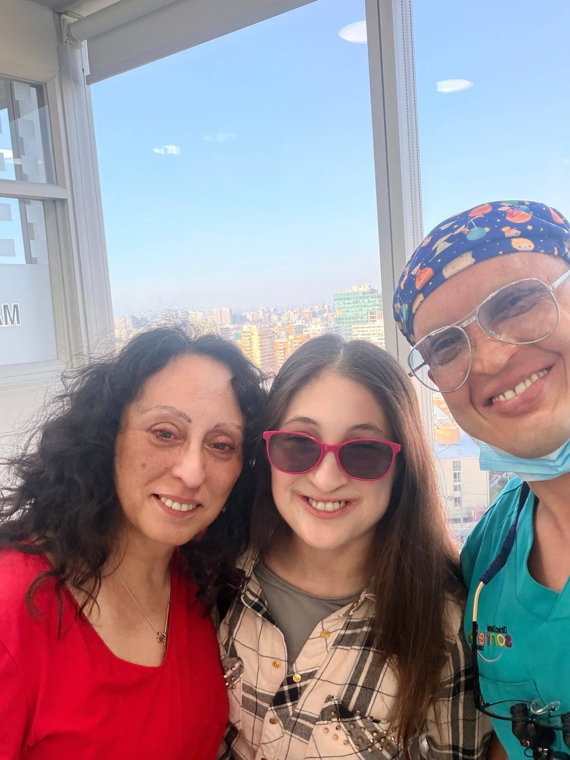 Paula junto a su mamá y el Dr. Matías San Martín