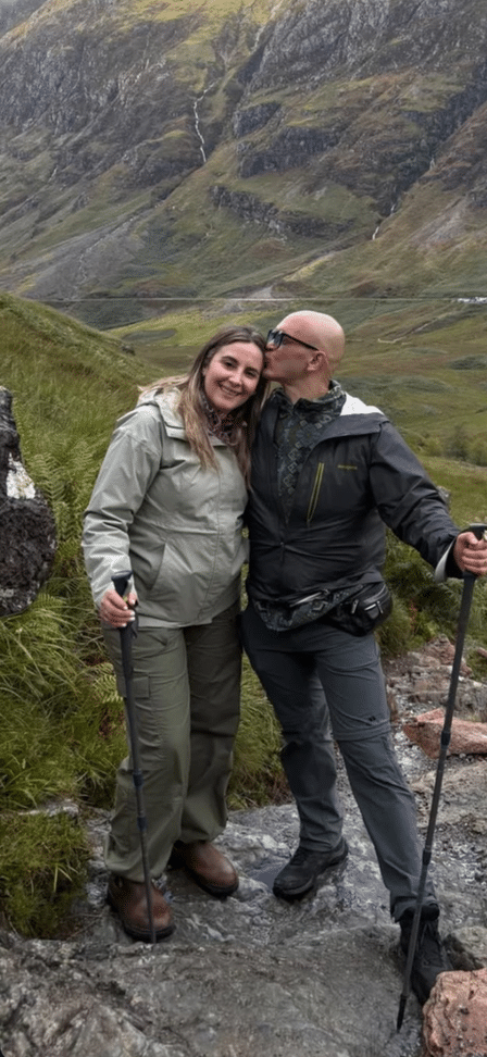 Matías y Carla caminando por las montañas de Escocia