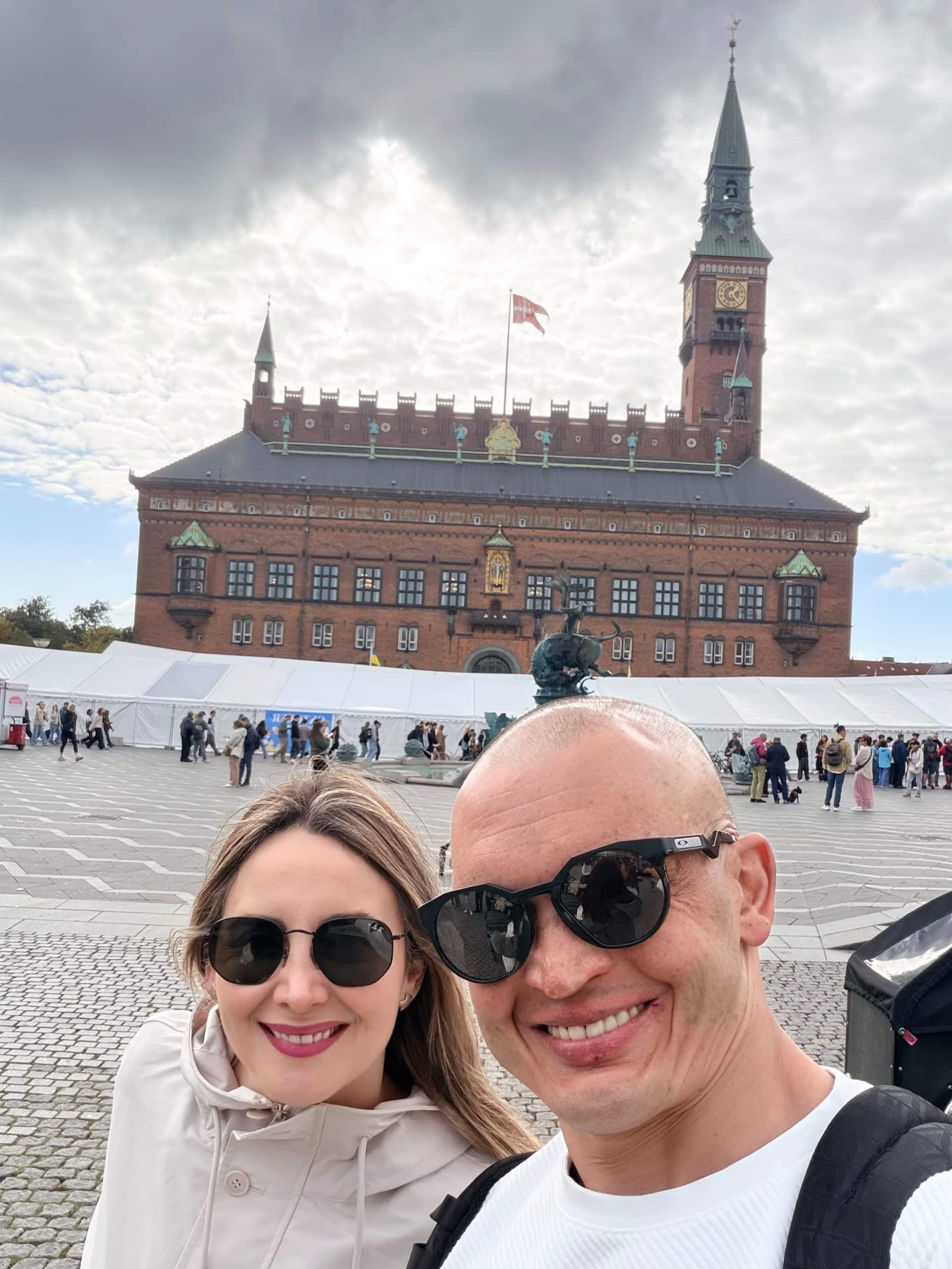 Dr. Matías San Martín y Carla durante su viaje a Dinamarca