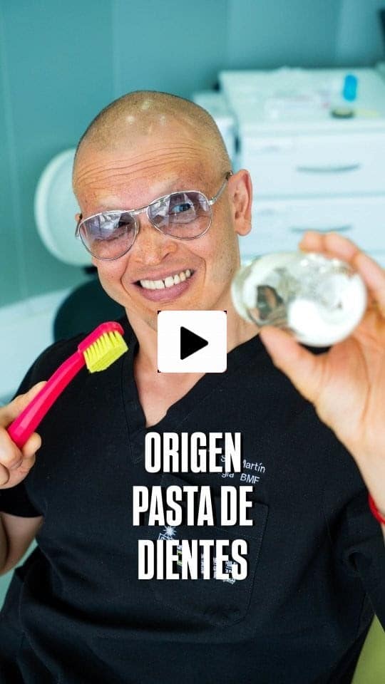 Dr. Matías San Martín presentando un reel sobre el origen de la pasta de dientes